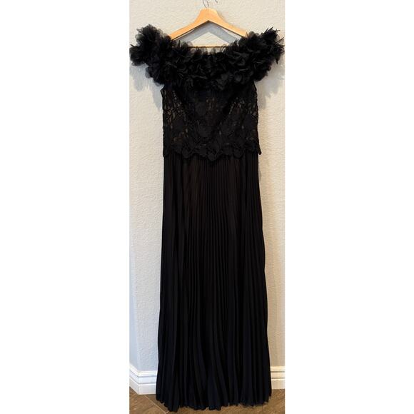 Tadashi Shoji Off the Shoulder Lace Bodice Gown Size 4 - Picture 12 of 13